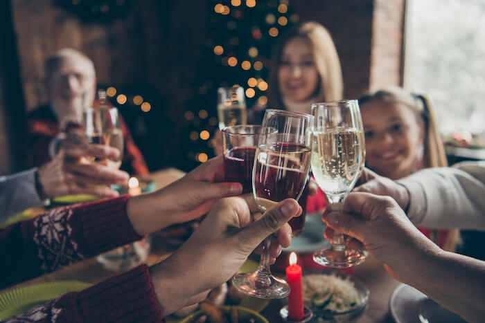 Auf das neue Jahr! Anstoßen mit einem leckeren Aperitif in stilvollen Gläsern.