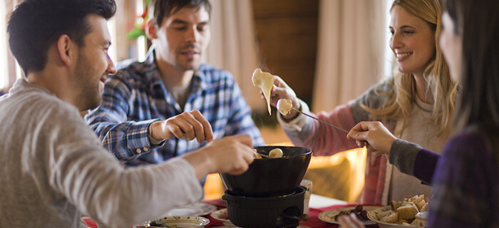 Silvester feiern mit Freunden und Familie bei einem leckeren Fondue
