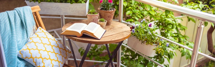 Gemütlicher Balkon mit Pflanzen