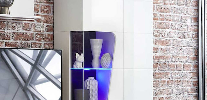 Weiße LED Vitrine mit blauem Licht